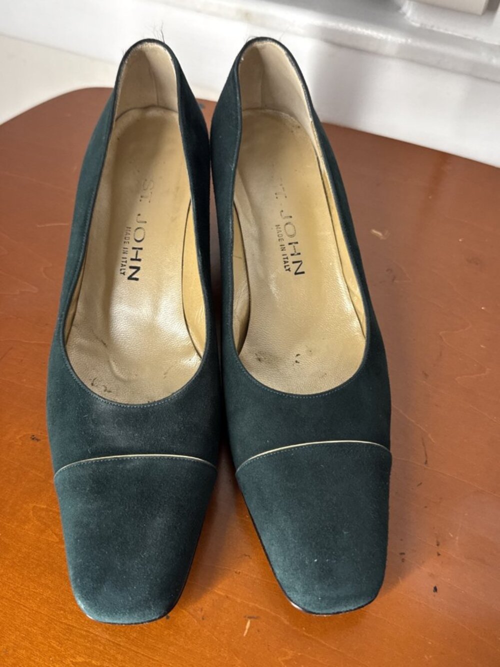 vintage st john green suede heels gold color details leather soles  size 8.5 AA
